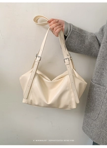 Sac fourre-tout crème minimaliste avec boucles argentées pour un style rétro chic