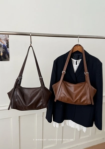Gros plan détaillé de sacs à bandoulière minimalistes en cuir marron foncé et caramel