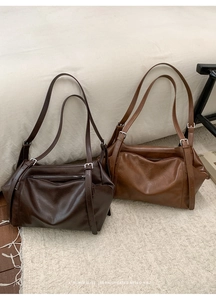 Vue détaillée de sacs rétro minimalistes en finitions cuir marron foncé et caramel