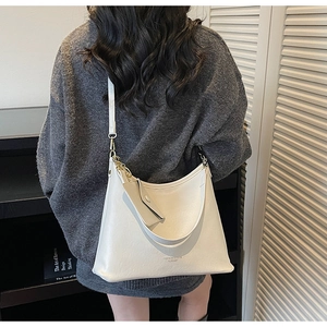 Vista posteriore dettagliata della borsa hobo in pelle bianca con piccola pochette staccabile