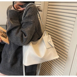 Dettaglio borsa shopper in pelle PU bianca con pochette a busta e tracolla regolabile