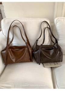 Détail de sacs à bandoulière vintage en similicuir caramel et café foncé
