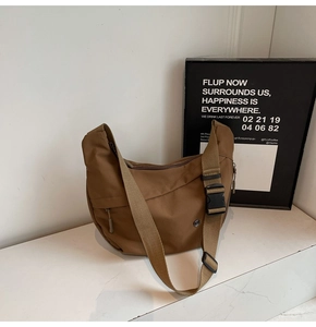 Détails du sac bandoulière en nylon durable avec sangle réglable et poche zippée
