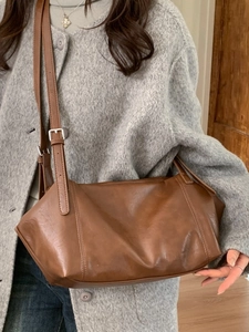 Sac bandoulière Boston en cuir marron minimaliste avec bandoulière réglable
