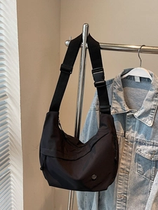Sac bandoulière tendance en nylon noir en forme de croissant avec sangle large réglable