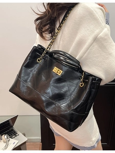 Sac fourre-tout noir matelassé avec bandoulière chaîne dorée pour un look de bureau élégant