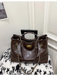 Grand sac cabas matelassé marron foncé avec fermoir doré et bandoulière chaîne