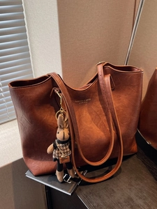 Retro large brown leather tote bag with rabbit pendant for women casual daily wear