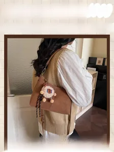 Sac demi-lune en cuir mat marron avec charm peluche et gilet en tricot d'automne