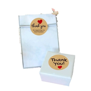 Kraftpapier Thank You Aufkleber mit roten Herzen auf Geschenktüten und Boxen