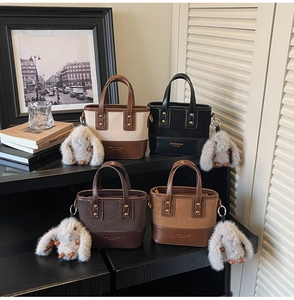 Vue détaillée de sacs seaux en quatre couleurs avec rivets dorés et breloques lapins