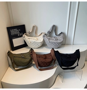 Gros plan de sacs demi-lune en nylon matelassé en cinq couleurs avec bandoulières