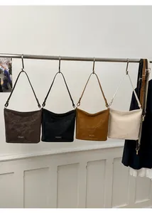 Detailansicht von vier großen Ledershoppern in verschiedenen Farben an einem Gestell