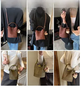 Collage Model trägt dunkelbraune und olivgrüne Eimertaschen mit Plüschbär-Anhängern