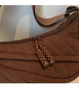 Détails de fermetures éclair doubles avec tirettes tissées sur sac bandoulière matelassé