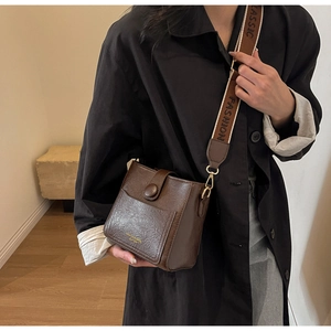Détail du sac bandoulière vintage en cuir PU marron foncé avec large sangle