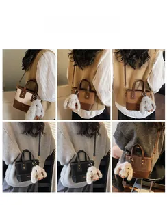 Détail d'un mini sac seau avec coutures contrastées et pendentif lapin en peluche doux