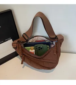 Détail du grand sac cabas en toile matelassée marron montrant sa grande capacité