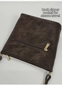 Detailansicht der braunen Vintage-Beuteltasche mit sicherem Reißverschlussfach auf der Rückseite