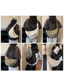 Vue détaillée des sacs bandoulière matelassés en blanc, vert, noir et beige clair