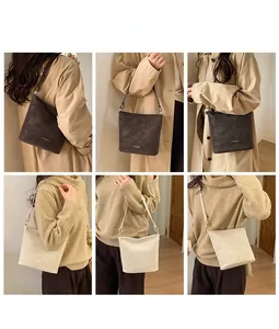 Detail der Vintage Beuteltasche mit verstellbarem Riemen und verschiedenen Tragemöglichkeiten