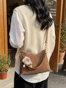 Sac bandoulière en daim marron pour femme avec charme en peluche au style café chic