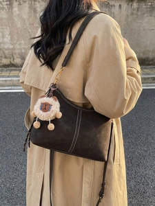 Sac bandoulière en daim marron avec surpiqûres blanches et charm d'agneau en peluche