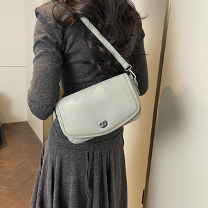 Bolso de hombro verde menta de cuero granulado con cierre giratorio plateado en modelo