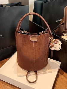 Vintage Wildleder Textur PU Leder Eimertasche Für Damen Mode Kontrastnähte Schultertasche Mit Plüschbär Anhänger Umhängetasche