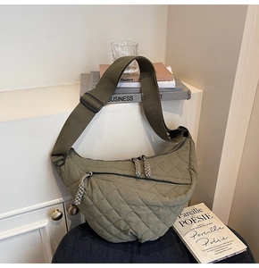 Détail du sac demi-lune matelassé vert olive avec surpiqûres losanges et bandoulière