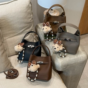 Litchi pattern leather bucket bags in four colors with bear charms and shoulder straps