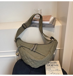 Détail du sac bandoulière matelassé vert armée avec tissu texturé et double fermeture