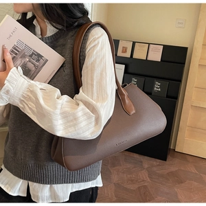 Detail of dark brown tote bag featuring pebbled leather texture and JL CHIC&BAG logo