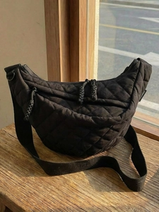 Sac à bandoulière matelassé noir en forme de demi-lune avec large sangle réglable au style