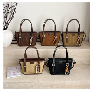 Collection de sacs seaux plissés aux tons terreux avec détail de perles vintage