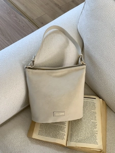 Schicke cremefarbene Leder-Beuteltasche von LOUIE SAMANI mit verstellbarem Riemen und Logo