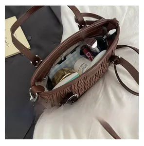 Vue macro de la capacité intérieure montrant des cosmétiques dans un sac matelassé