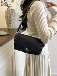 Bolso de hombro francés en cuero negro con hebilla giratoria plateada en modelo