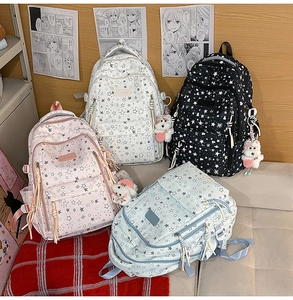 Muestra grupal de mochilas escolares florales en cuatro colores con ositos suaves