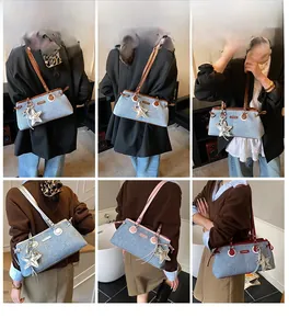 Detalle del bolso de hombro vaquero con colgante de estrella y correas coloridas