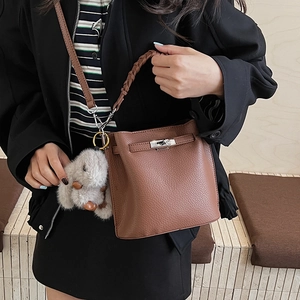 Sac seau marron en cuir avec poignée tressée et charmant pendentif lapin en peluche