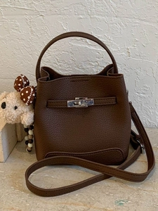 Women Fashion Lychee Pattern PU Leather Bucket Bag Minimalist Crossbody Handbag With Plush Bear Charm For Daily Commute