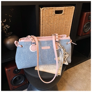 Détail du sac en denim et cuir rose avec patch fashion et pendentif étoile