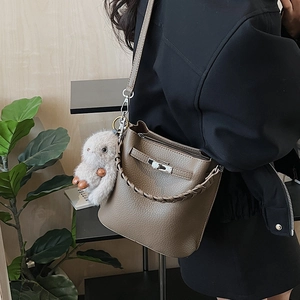 Sac seau en cuir grainé marron avec fermoir tournant et petit ours en peluche décoratif