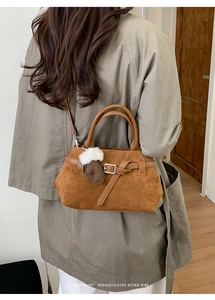 Sac fourre-tout rétro en daim marron avec breloque gant en peluche et boucle argentée