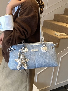 Sac bowling chic en denim bleu avec finitions argentées et breloque étoile