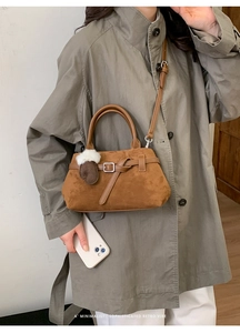 Sac à main en daim marron givré avec boucle décorative et breloque gant pelucheux