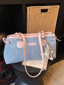 Sac bowling en denim bleu avec bords roses, charms étoile et pendentif chien