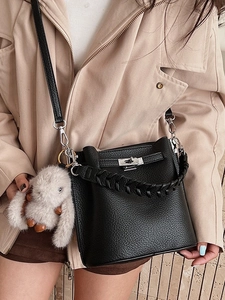 Sac seau élégant en cuir noir avec fermoir argenté et breloque lapin en peluche doux