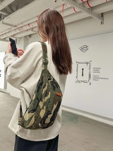 Borsa a tracolla mimetica alla moda di grande capacità per donna stile casual da strada
